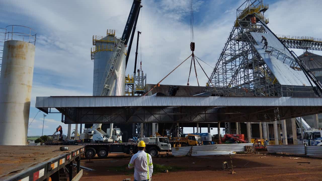 Montagem de estrutura metálica de grande porte da CTE Montagens